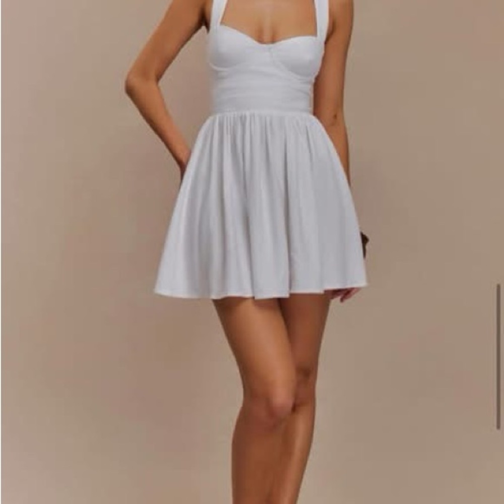 Elegant White Sleeveless Dress